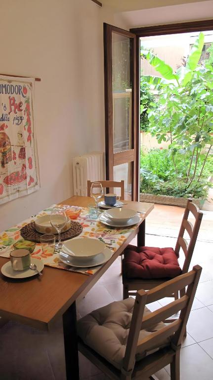 Il tavolo con vista sul giardino